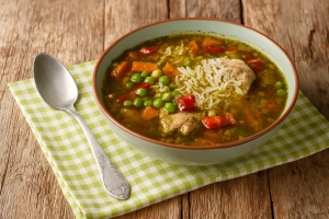 Delicioso aguadito de pollo con arroz y verduras frescas