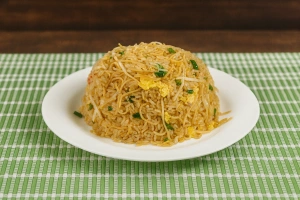 Delicioso aeropuerto peruano con arroz y fideos salteados