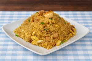 Delicioso arroz chaufa de pollo en un plato colorido