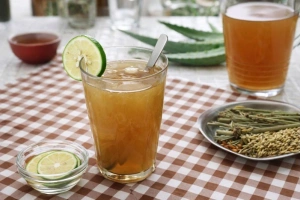 Vaso de emoliente peruano con ingredientes naturales