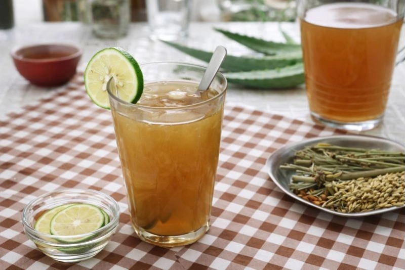Vaso de emoliente peruano con ingredientes naturales