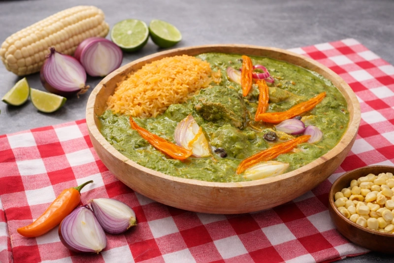 Espesado lambayecano servido con arroz y salsa criolla