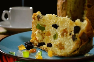 Delicioso panetón peruano casero recién horneado