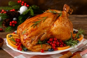 Pavo al horno peruano jugoso y dorado en bandeja