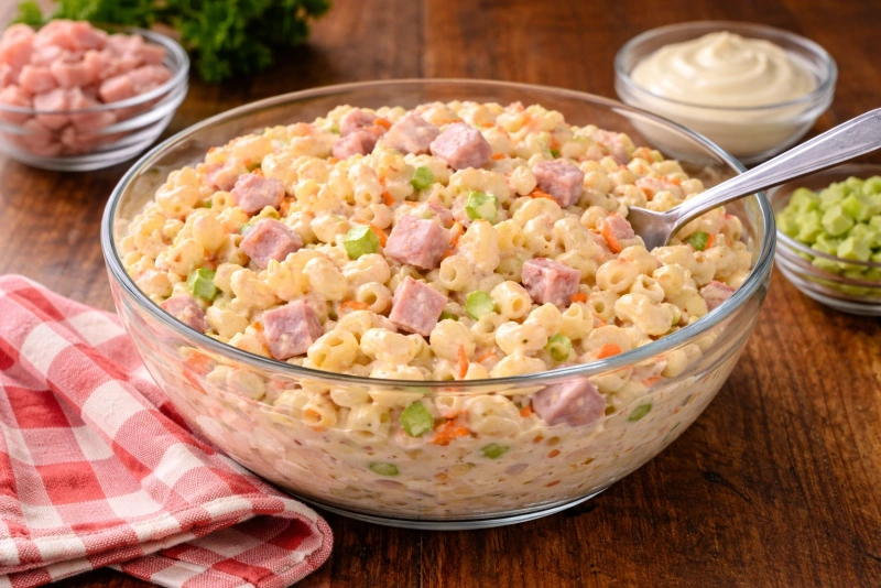 Ensalada de coditos con jamón y mayonesa deliciosa y fácil