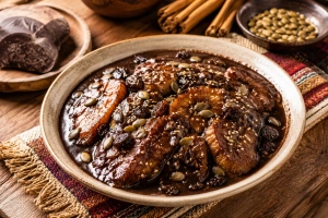 Plátanos en mole guatemalteco tradicional y delicioso