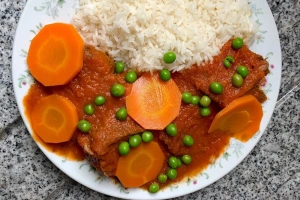 asado de carne con arroz