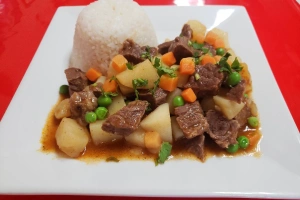 plato de cau cau de carne con arroz