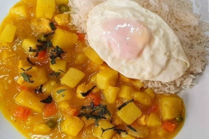 plato de cau cau de pollo con arroz y huevo frito