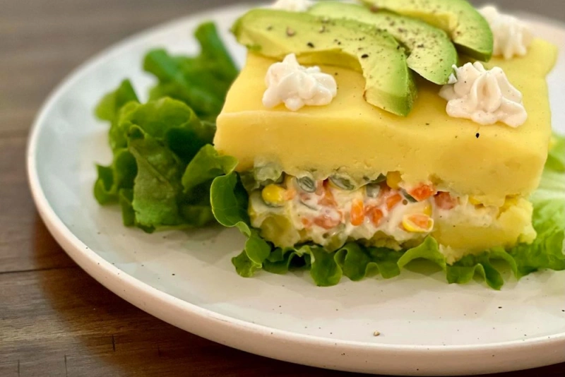 plato con causa de verduras