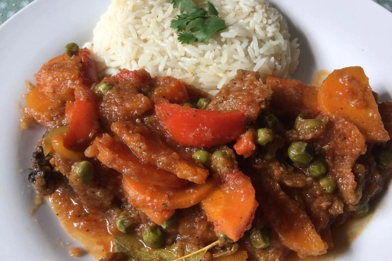 plato de estofado de res con arroz